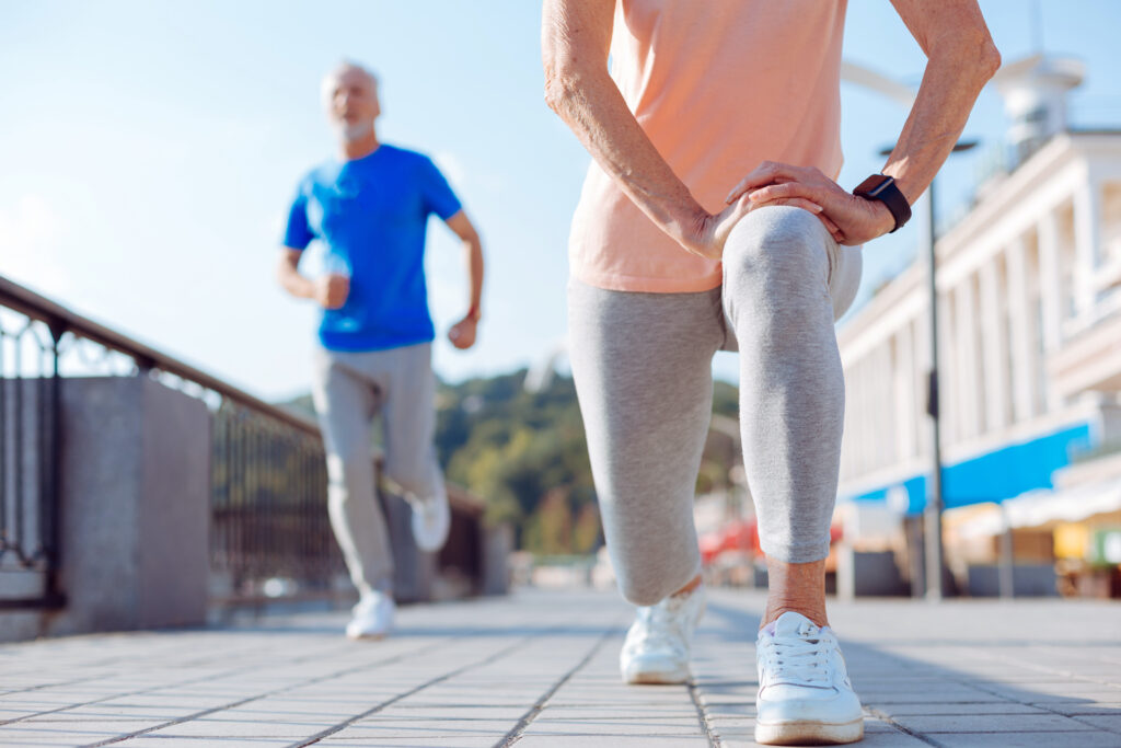 Peptan-senior-woman-doing-lunges